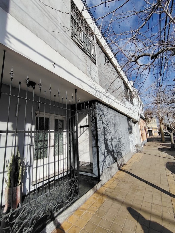Casa Gran Frente 6hab, 2 Pisos -frente Plaza Joroba