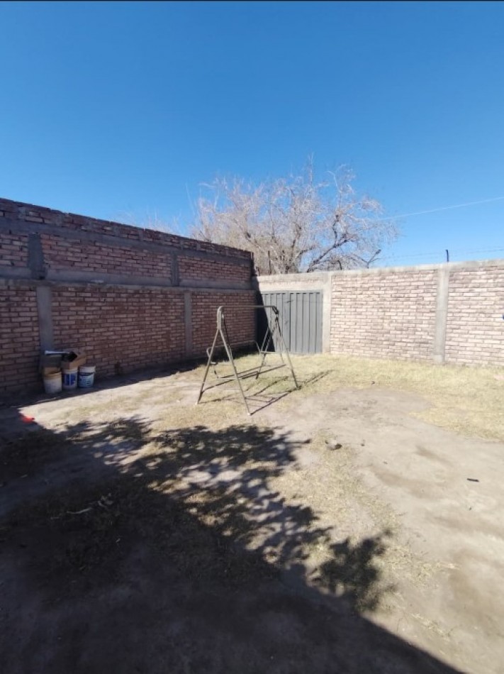 Casa Esquina Aramburu - 3 Hab, Gran Patio - A Refaccionar