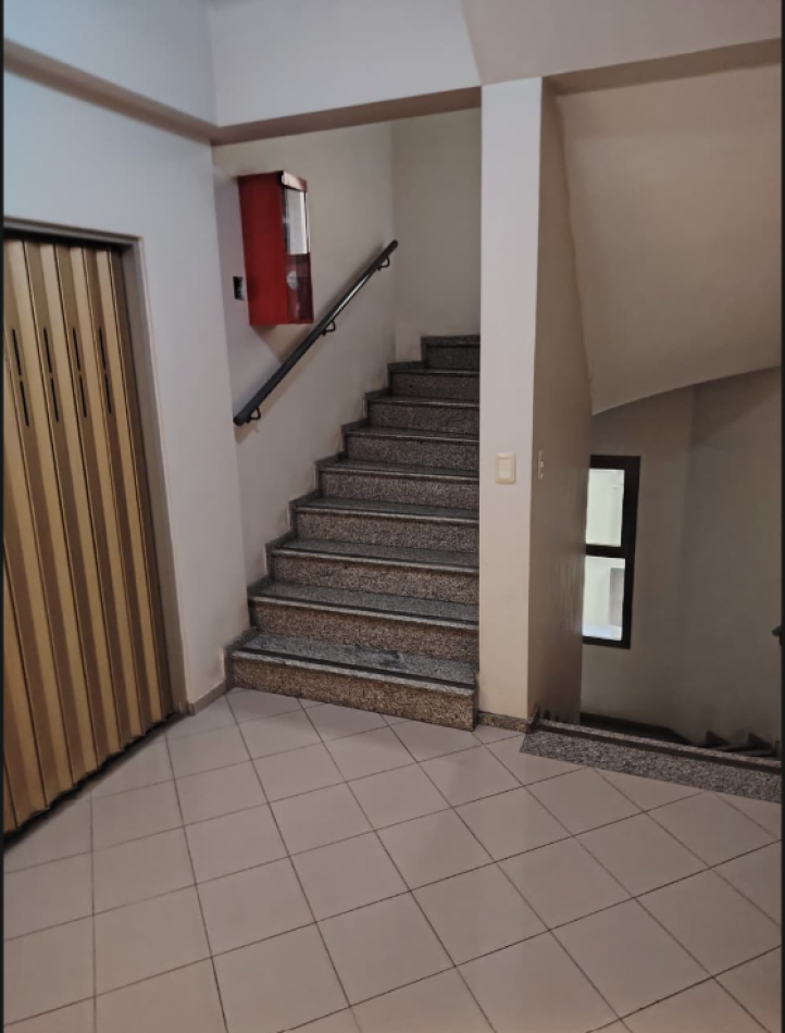 Espectacular Departamento En Edificio Tambolar - Con Cochera Subterranea -orientacion Sur