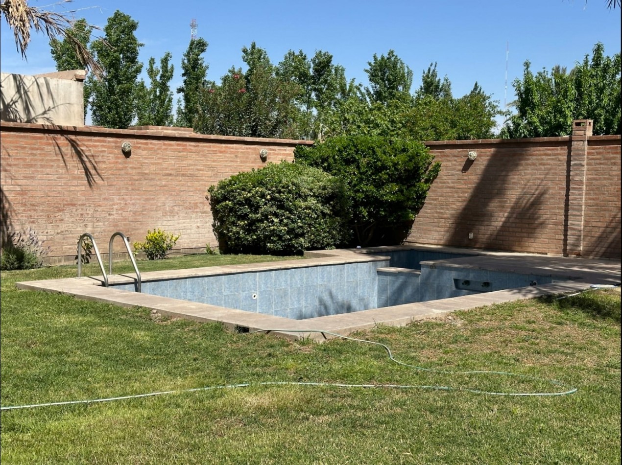 Alquiler. Casa De Gran Categoria 4hab-4baños Pileta En Santa Lucia