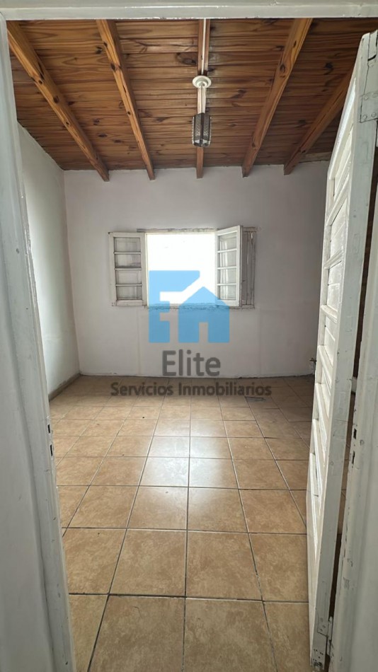 Casa con Salon Comercial sobre Mendoza antes de Juan Jufre- Zona de Alto Transito