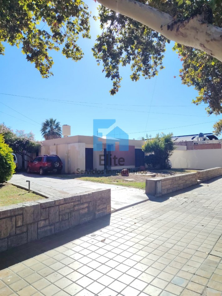 Casa 3hab, 3 Baños, 1100m De Terreno, A 1 Cuadra Plaza Santa Lucia Sobre Yrigoyen