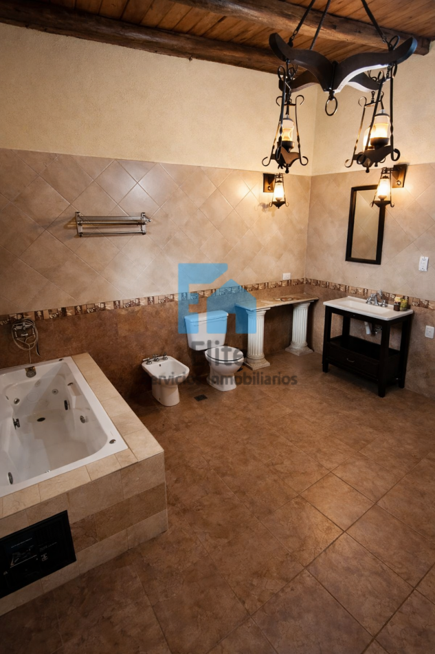 Categoria Casa Quinta En El Medano, Pileta, 4 Dormitorios, 2 Baños, Gran Galeria. 2800m² Jacuzzi