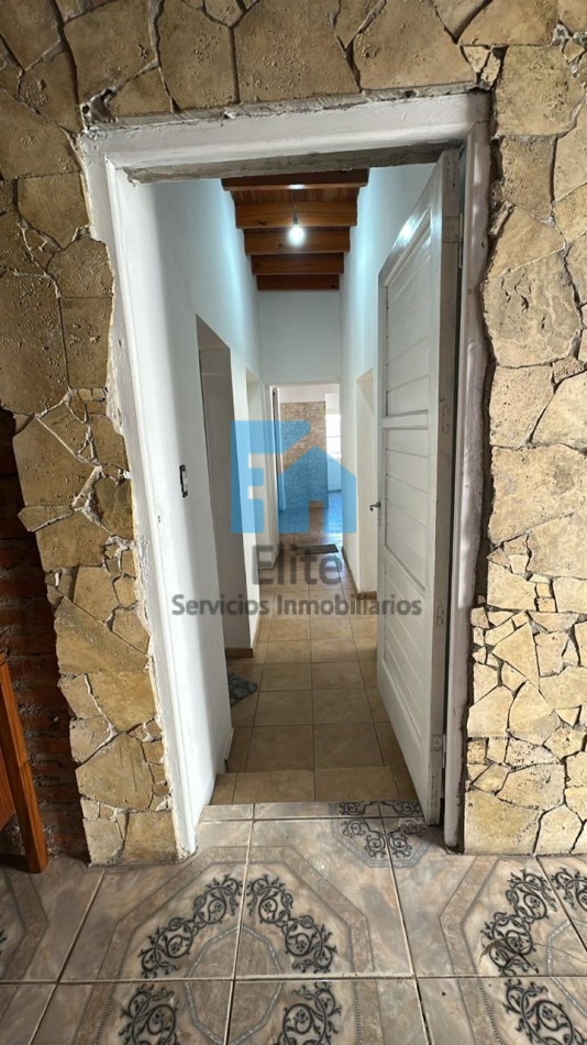 Casa con Salon Comercial sobre Mendoza antes de Juan Jufre- Zona de Alto Transito