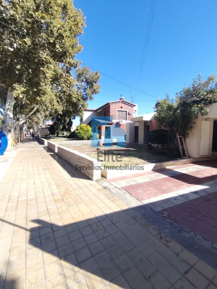 Casa 3hab, 3 Baños, 1100m De Terreno, A 1 Cuadra Plaza Santa Lucia Sobre Yrigoyen