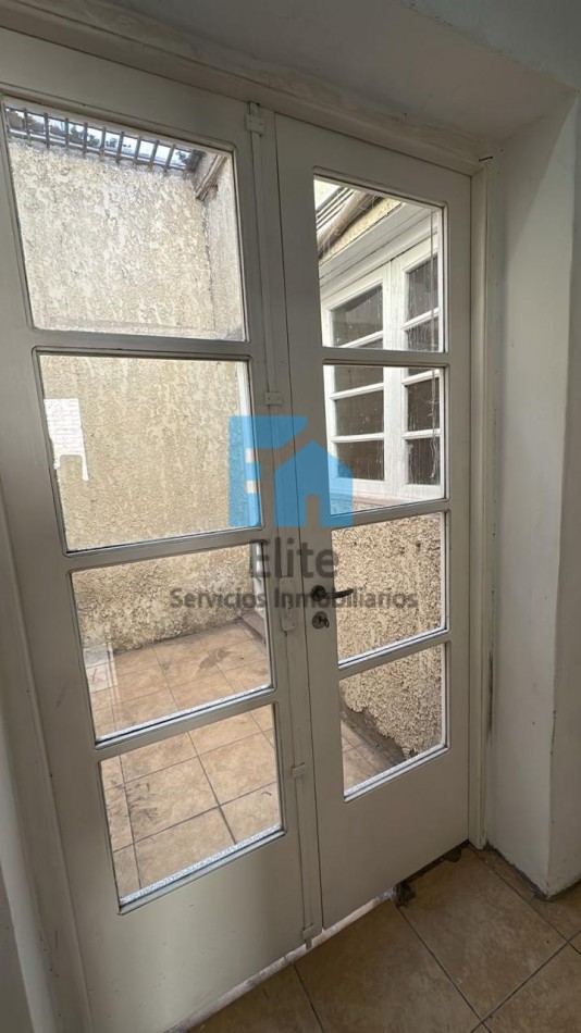 Casa con Salon Comercial sobre Mendoza antes de Juan Jufre- Zona de Alto Transito