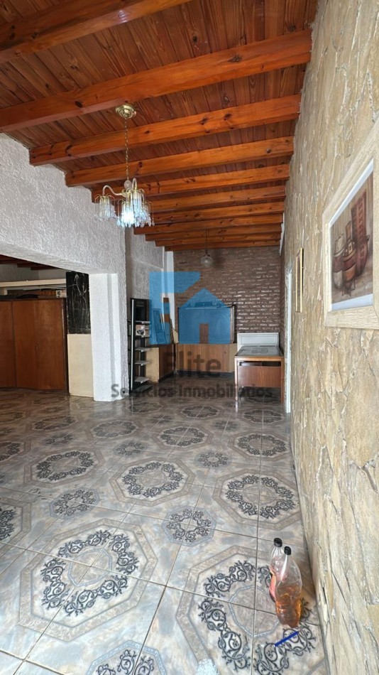 Casa con Salon Comercial sobre Mendoza antes de Juan Jufre- Zona de Alto Transito