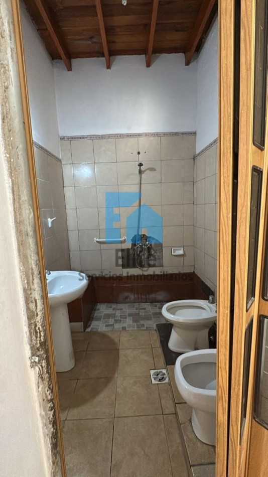 Casa con Salon Comercial sobre Mendoza antes de Juan Jufre- Zona de Alto Transito