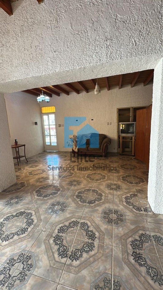 Casa con Salon Comercial sobre Mendoza antes de Juan Jufre- Zona de Alto Transito