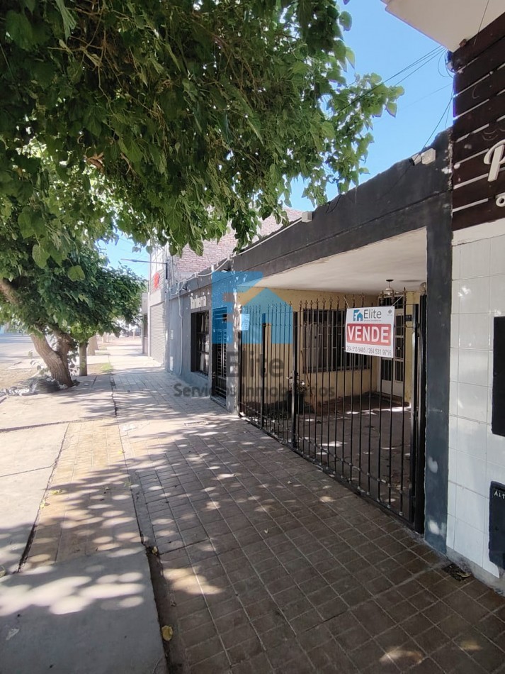 Casa con Salon Comercial sobre Mendoza antes de Juan Jufre- Zona de Alto Transito