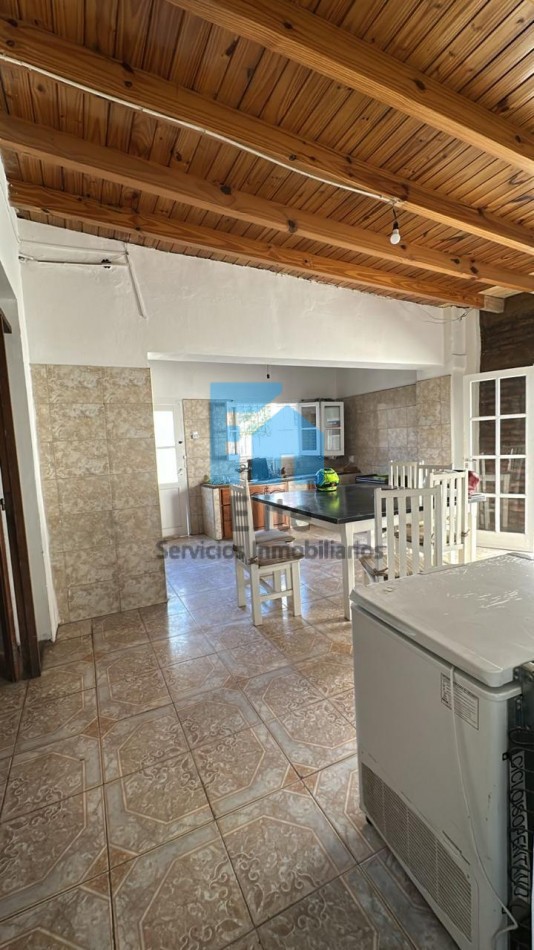 Casa con Salon Comercial sobre Mendoza antes de Juan Jufre- Zona de Alto Transito