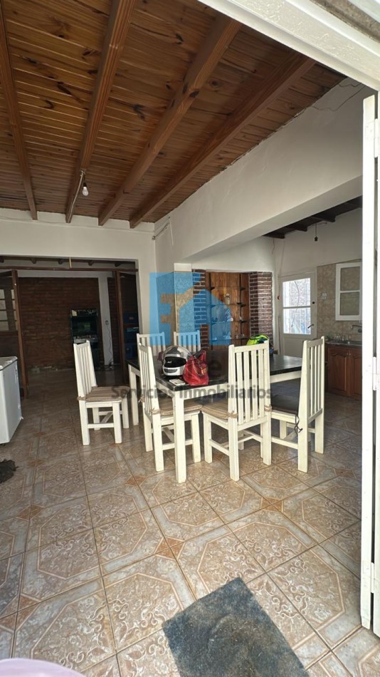 Casa con Salon Comercial sobre Mendoza antes de Juan Jufre- Zona de Alto Transito