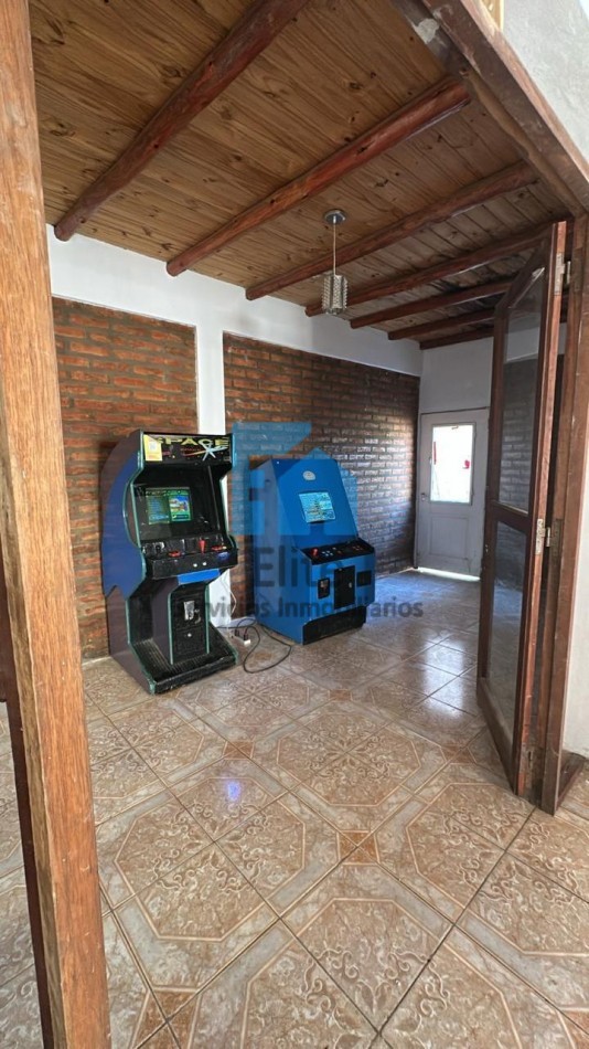 Casa con Salon Comercial sobre Mendoza antes de Juan Jufre- Zona de Alto Transito