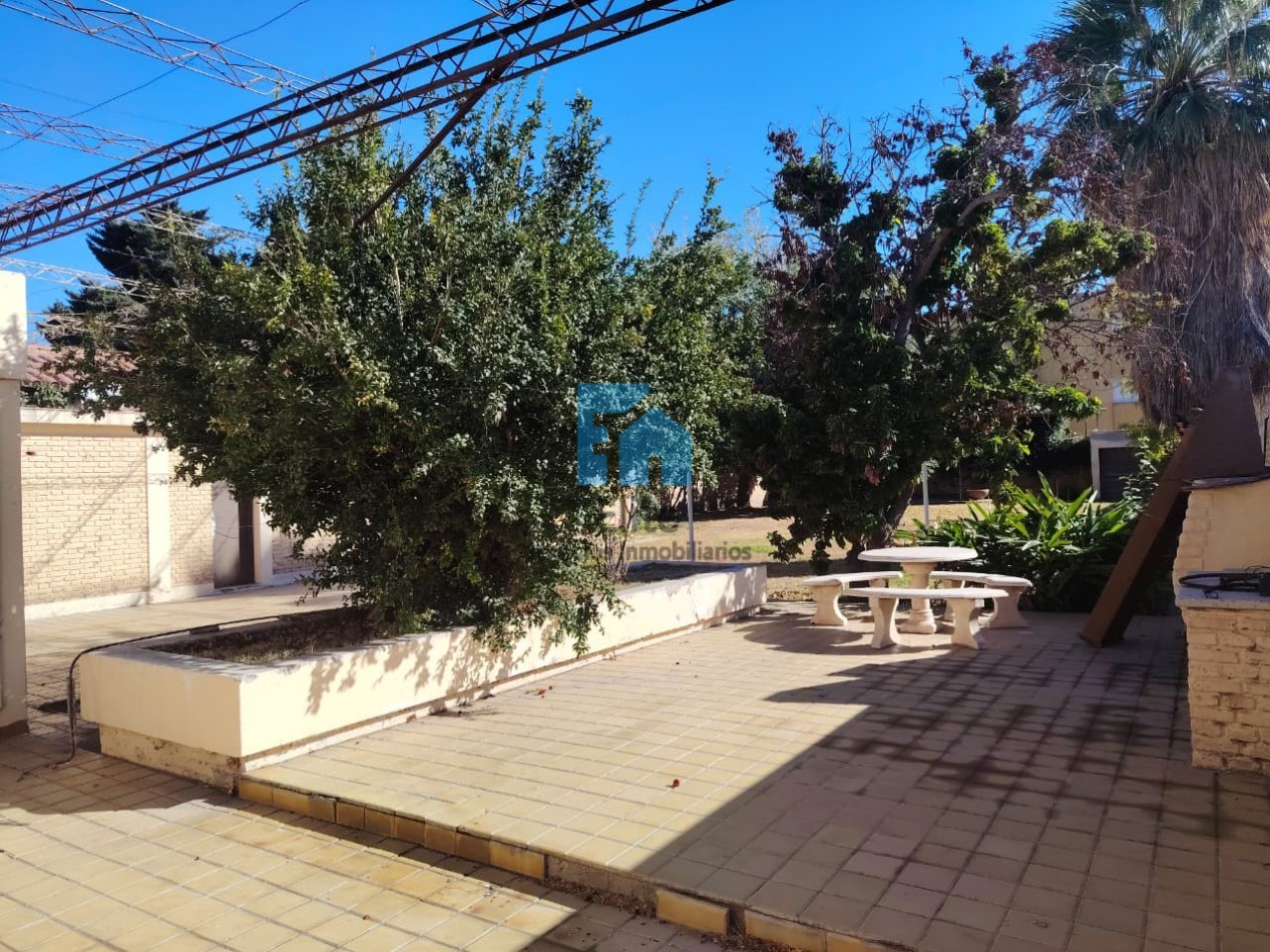 Casa 3hab, 3 Baños, 1100m De Terreno, A 1 Cuadra Plaza Santa Lucia Sobre Yrigoyen