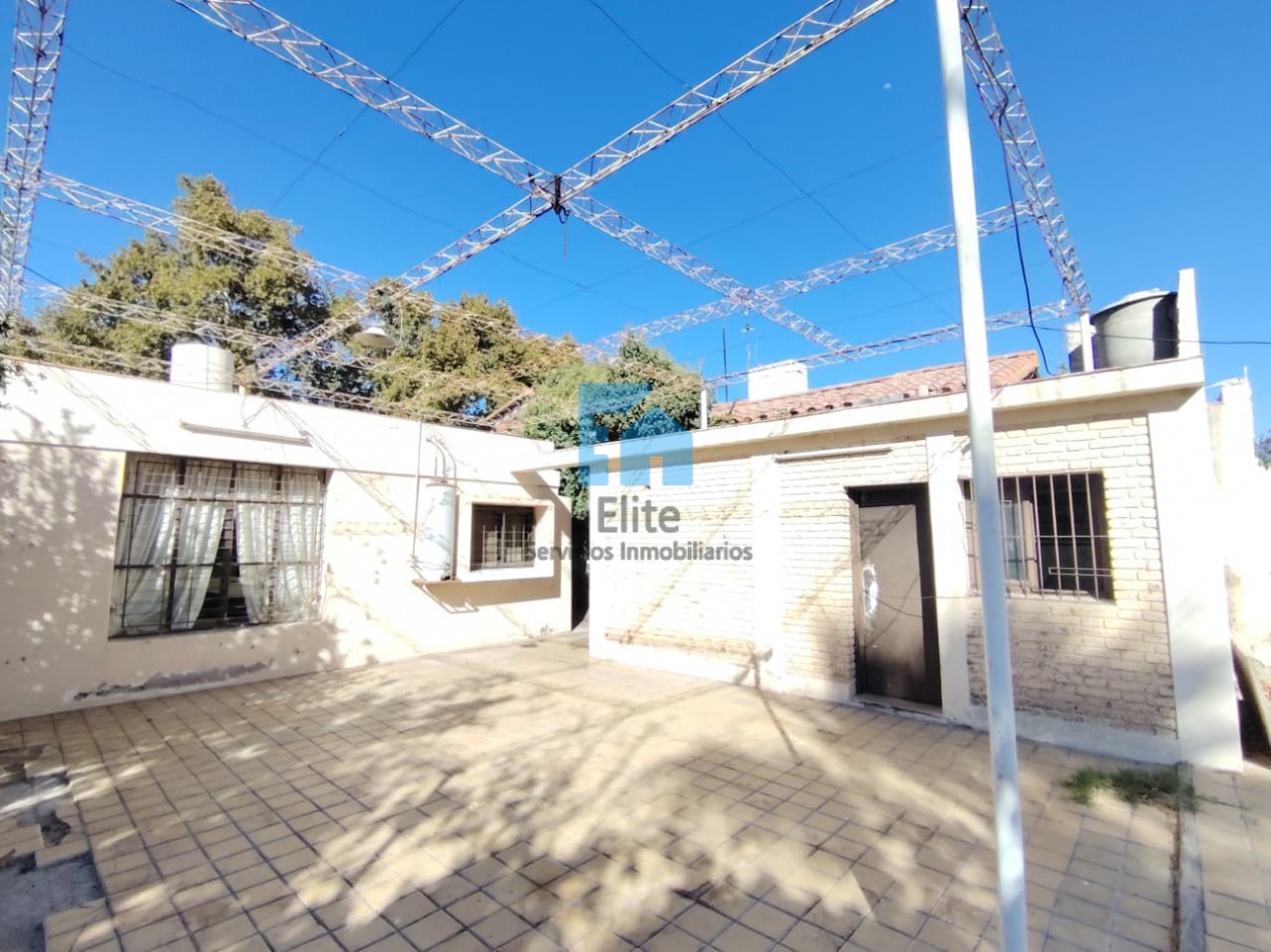 Casa 3hab, 3 Baños, 1100m De Terreno, A 1 Cuadra Plaza Santa Lucia Sobre Yrigoyen