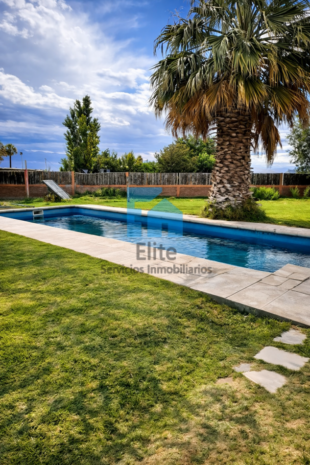 Categoria Casa Quinta En El Medano, Pileta, 4 Dormitorios, 2 Baños, Gran Galeria. 2800m² Jacuzzi